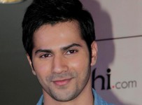 oyof60ej5v6j47yh.D.0.Varun-Dhawan-at-film-STUDENT-OF-THE-YEAR-tie-up-with-YEHBHI-DOT-COM-event-in-Mumbai--1-