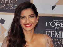 glamorous-sonam-kapoor-launches-leal-paris-femina-women-awards-2015