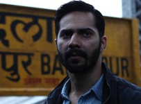 Varun-Dhawan-at-Badlapur-Station