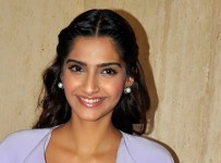 sonam-kapoor-at-media-interactions-of-show-look-who-s-talking-stills09