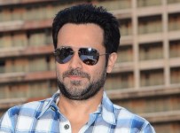 Emraan-Hashmi-celebrated-his-36th-Birthday-with-Media-26