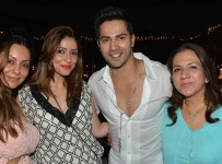 Gauri Khan, Bhavana Pandey, Varun Dhawan & his mother, Karuna Dhawan at Planet Hollywood Beach Resort Goa