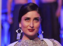 Kareena-Kapoor-Ramp-Walk-At-Lakme-Fashion-Week-2015-Grand-Finale