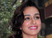 Shraddha-Kapoor-In-Pink-Sleeve-At-Lakme-Lip-Love-Care-Balms-Launch-1