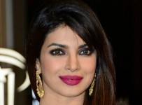 priyanka_chopra_hairstyle_for_saree