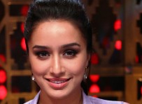 shraddha-kapoor-while-promoting-ek-villain-entertainment-ke-liye-kuch-bhi-karega