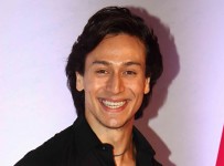 tiger-shroff-snapped-at-bang-bang-film-premier-at-pvr-juhu-stills03