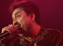 Kumar Sanu performs at the Bollywood Music Awards in Atlantic City, N.J. on Saturday, Nov. 4, 2006. (AP Photo/Tim Larsen)