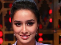 shraddha-kapoor-while-promoting-ek-villain-entertainment-ke-liye-kuch-bhi-karega