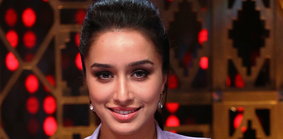 shraddha-kapoor-while-promoting-ek-villain-entertainment-ke-liye-kuch-bhi-karega