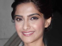 Sonam-Kapoor-in-Tarun-Tahiliani-Saree-2013