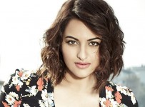 Sonakshi-Sinha-Chin-Length-Wavy-Hairstyle