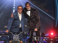 Dharmendra and Amitabh Bachchan on the sets of Aaj Ki Raat Hai Zindagi (2)