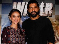 Farhan-Akhtar-and-Aditi-Rao-Hydari-launch-Tere-Bin-song-from-Wazir-4