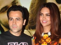 Main-Rahoon-Ya-Na-Rahoon-couple-Emraan-Hashmi-Esha-Gupta