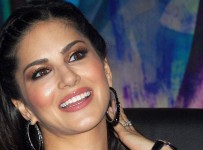 Kolkata: Actress Sunny Leone during a promotional event  of her upcoming movie in Kolkata on Tuesday. PTI Photo(PTI12_10_2013_000172A)