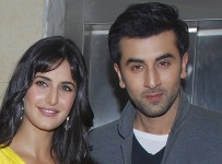 Bollywood actors Ranbir Kapoor (R) and Katrina Kaif pose for a picture during the launch of their upcoming movie "Ajab Prem Ki Ghazab Kahani" in Mumbai October 1, 2009. The movie is directed by Rajkumar Santoshi and is scheduled to be released on November 6. Picture taken October 1, 2009. REUTERS/Manav Manglani (INDIA ENTERTAINMENT) - RTXP77T