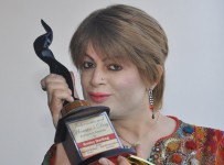 5999_Bobby_Darling_with_her_award_trophy