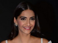 Sonam-Kapoor-with-Neerja-Bhanots-brothers-at-film-Neerja-trailer-launch037