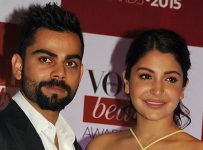 Indian Bollywood actress Anushka Sharma and Indian cricketer Virat Kohli (L) attend the Vogue Beauty Awards ceremony in Mumbai late on July 21, 2015. AFP PHOTO        (Photo credit should read STR/AFP/Getty Images)
