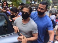 SRK Visits Aryan In Jail