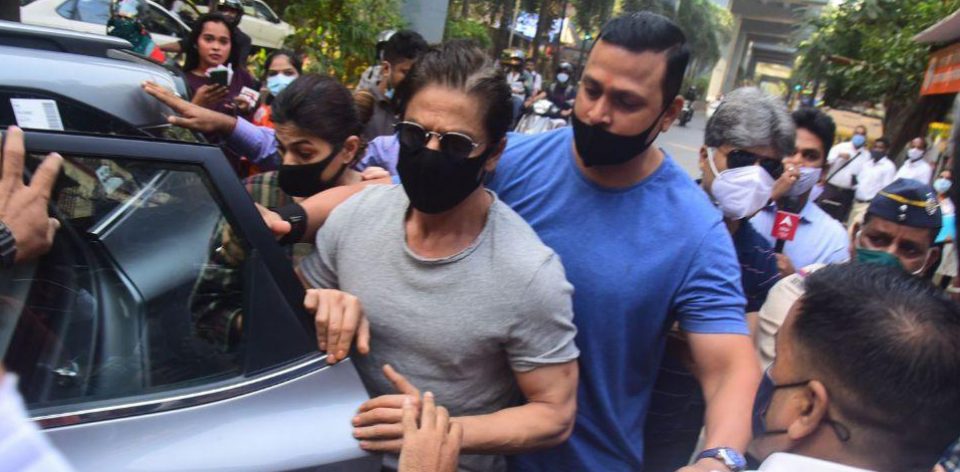 SRK Visits Aryan In Jail